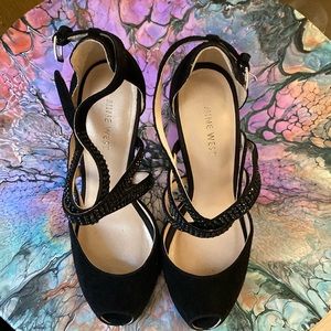 Size 7 Nine West sued